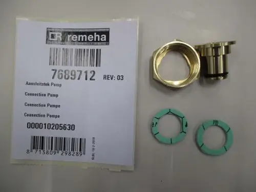 Remeha Anschlussstück für Pumpe, bestehend aus einem Metallteil und zwei Dichtungen, auf einem hellen Untergrund mit Produktlabel und Barcodes.